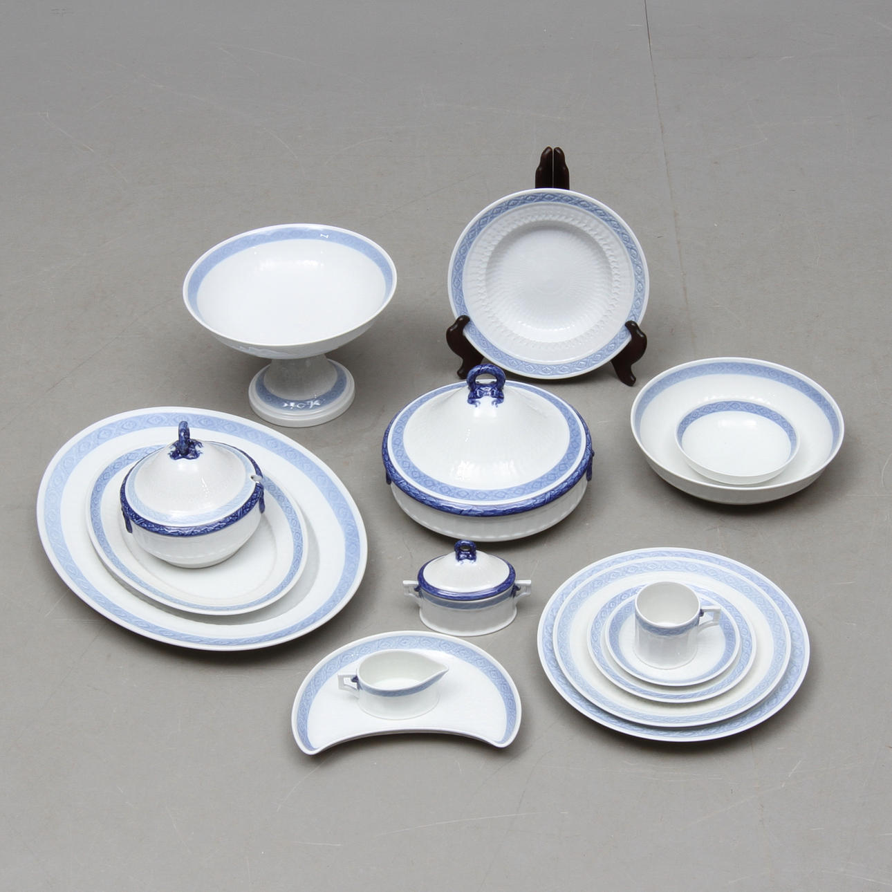 MATSERVIS, porslin, ca 67 delar, "Blå vifte", Royal Copenhagen.
