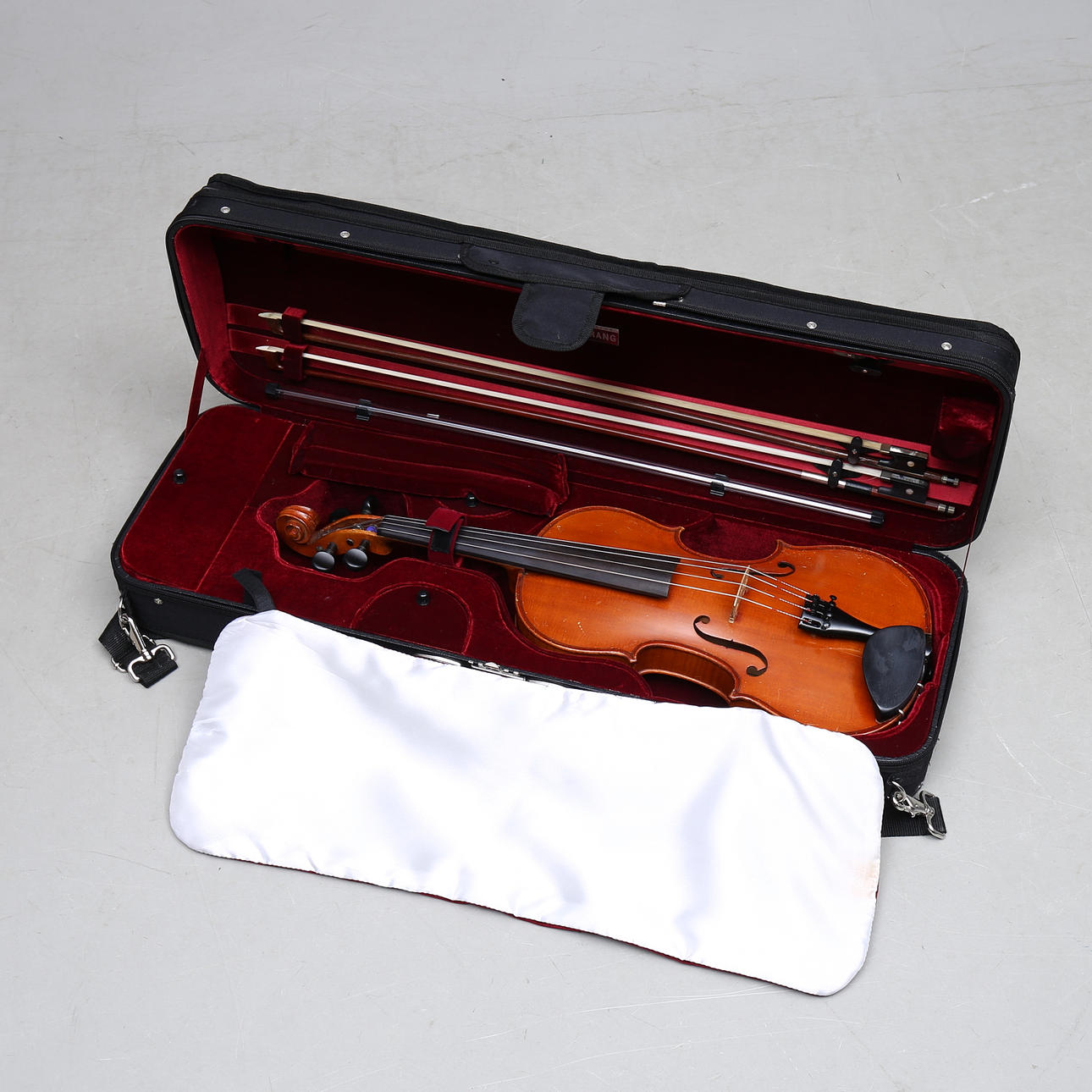 VIOLA, con estuche y arco, 1900.