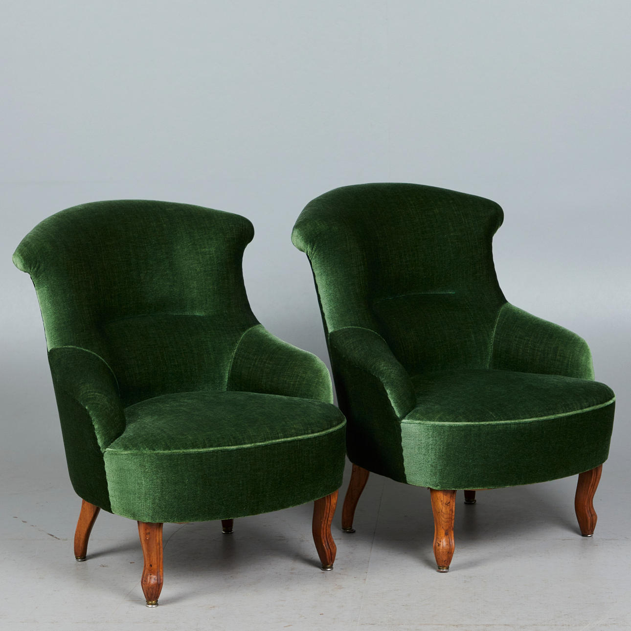 Två fåtöljer, sammet, trä (2).