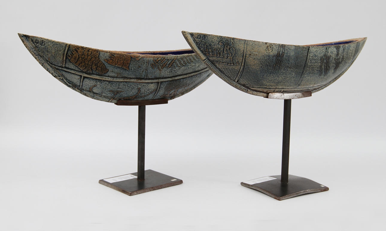 NISSE HOLMSTRÖM. Skulpturer, 1 par, i form av båtar med liggande figurer, chamotterat stengods.