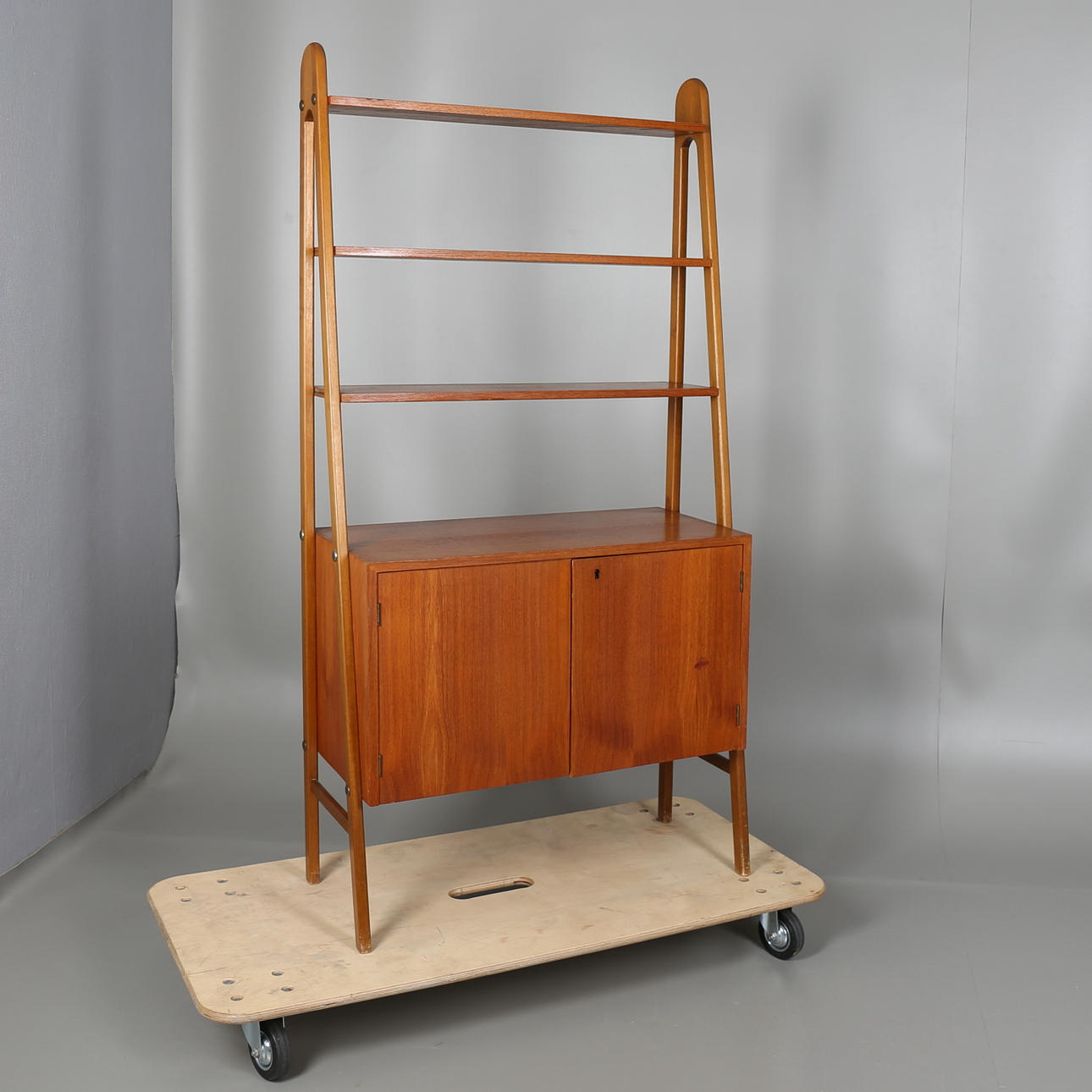 BOKHYLLA i teakfaner, 1900-talets andra hälft.