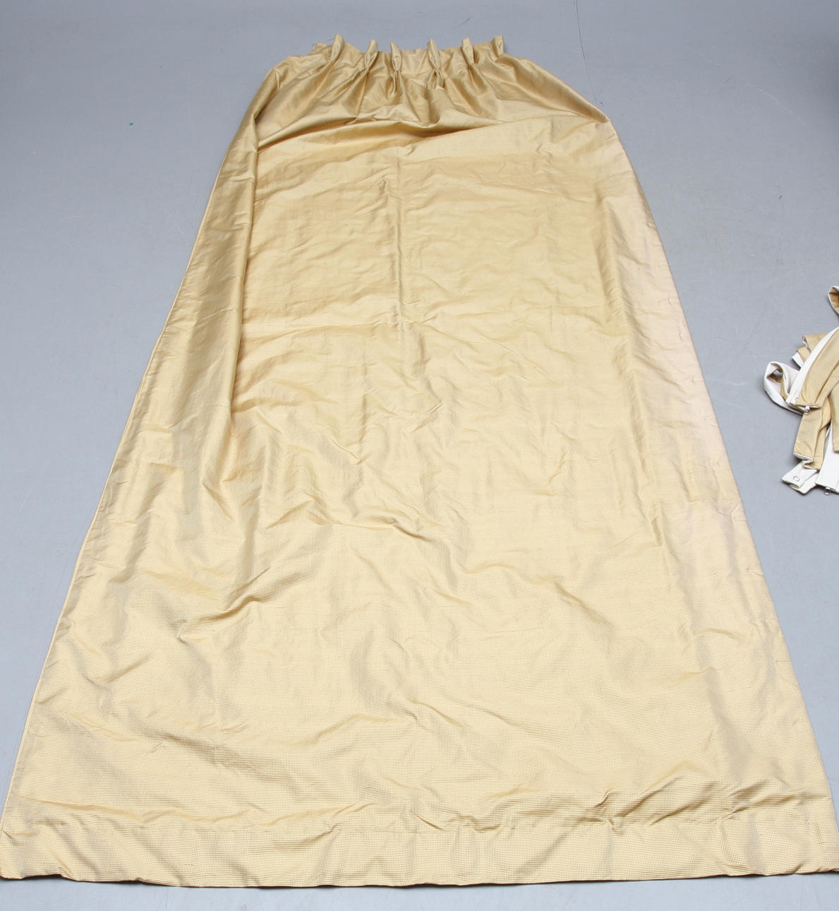 GARDINER, 8 våder + 8 gardinomfång fodrade, 19/2000-tal.