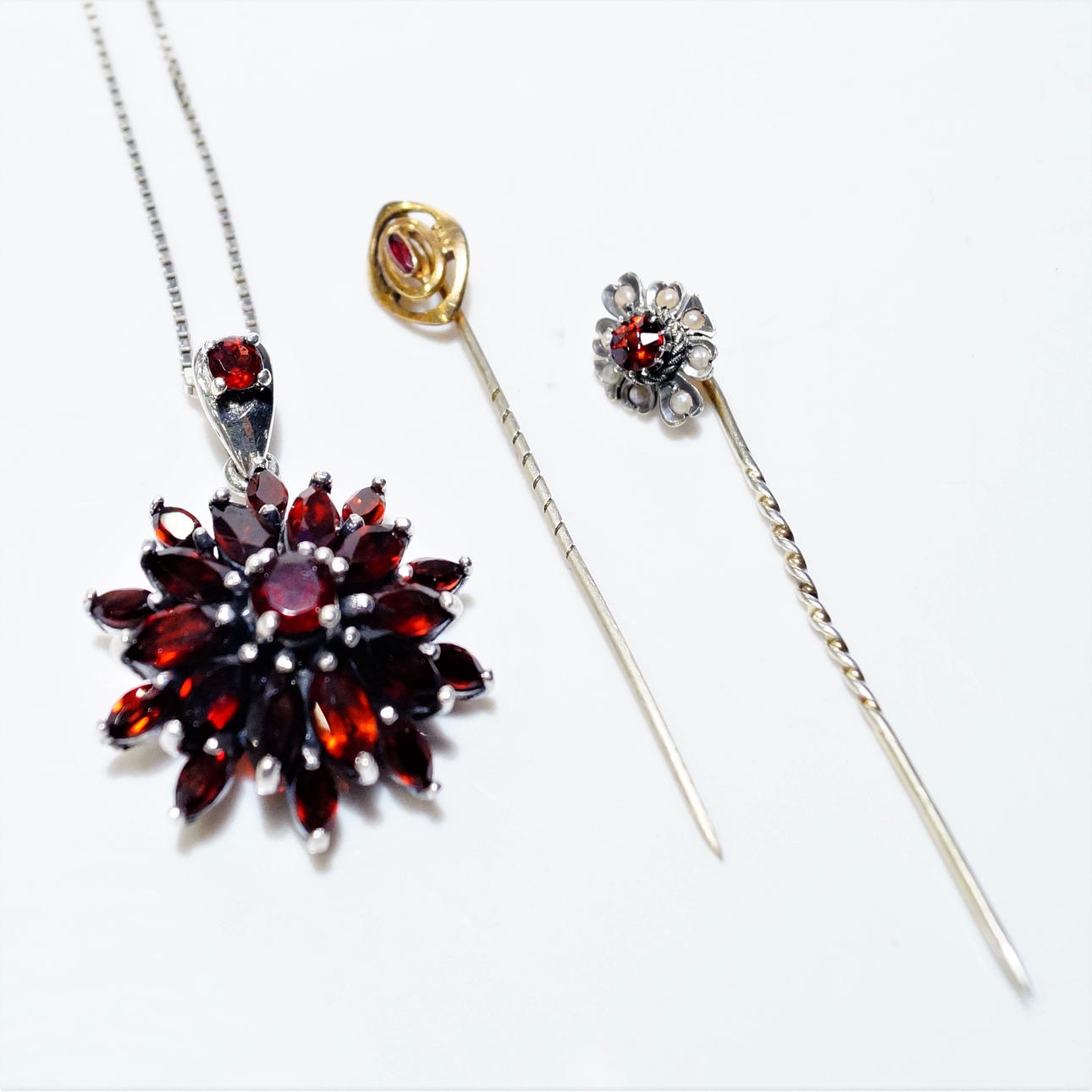 JOYERÍA, plata, piedras rojas.