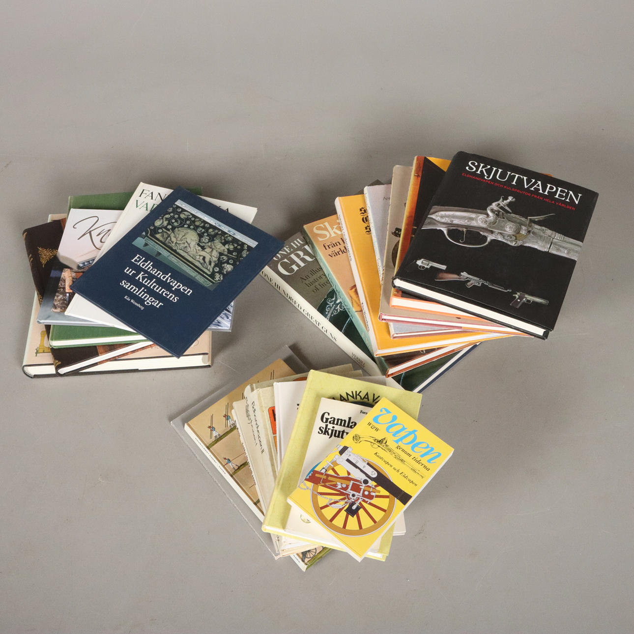 BÖCKER, 23 stycken, tema vapen.