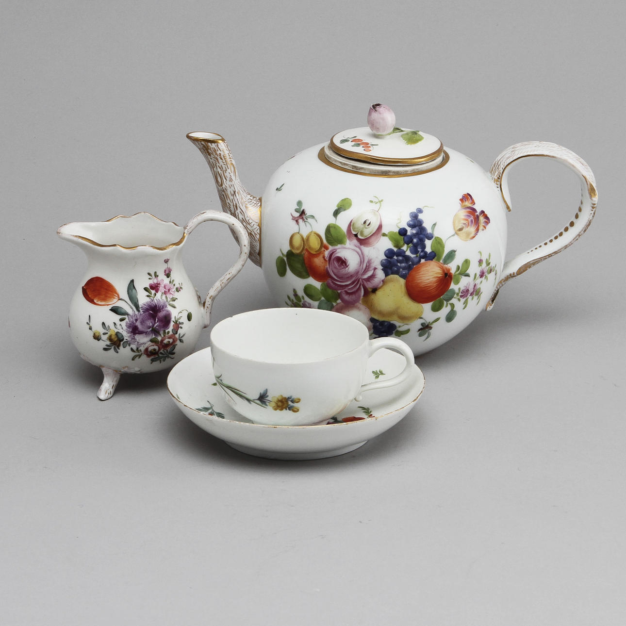 SERVISDELAR, 3 st, porslin. Meissen och Meissenliknande märken.