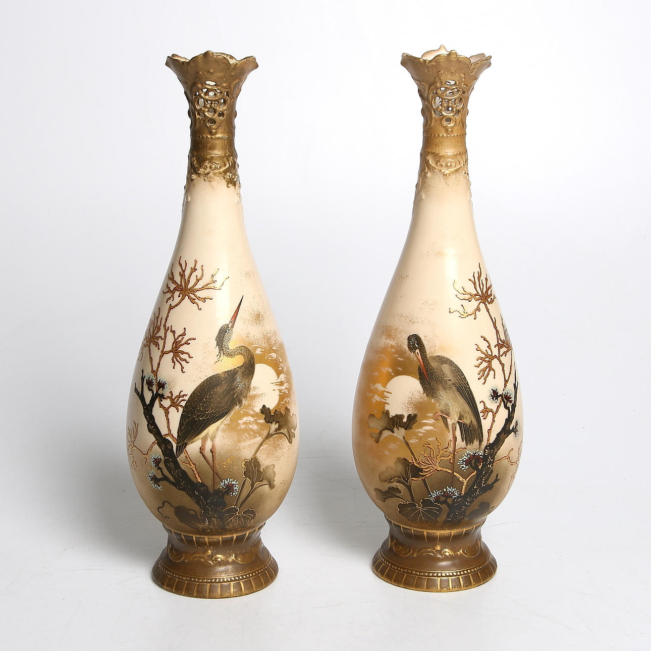 VASER, ett par, porslin, Ernst Wahliss, Turn Vienna, Österrike. Sekelskiftet 1800/1900.