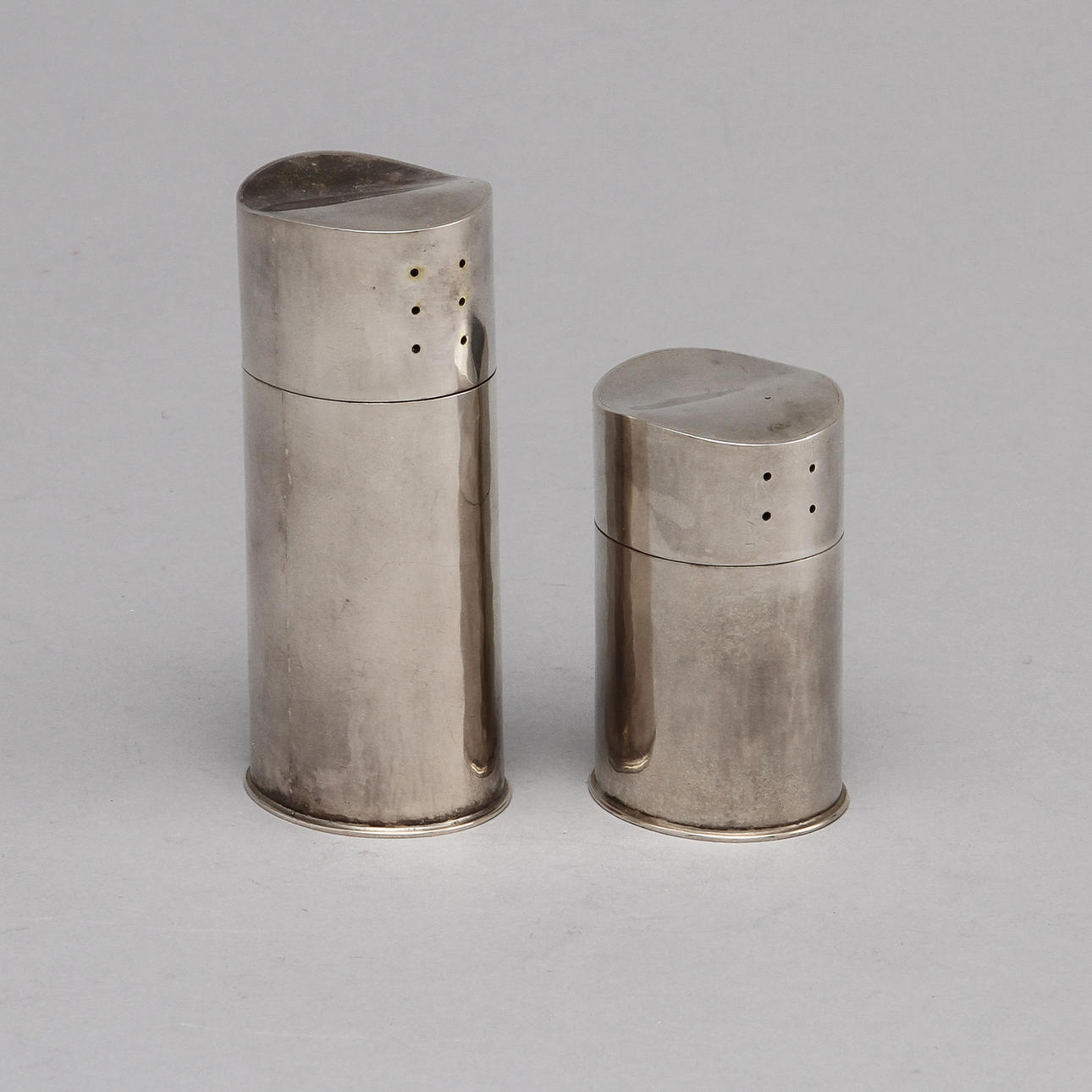 SALT och PEPPARSTRÖARE, silver, Louise Carlman, Stockholm, 1982. Total vikt ca 150 gram.