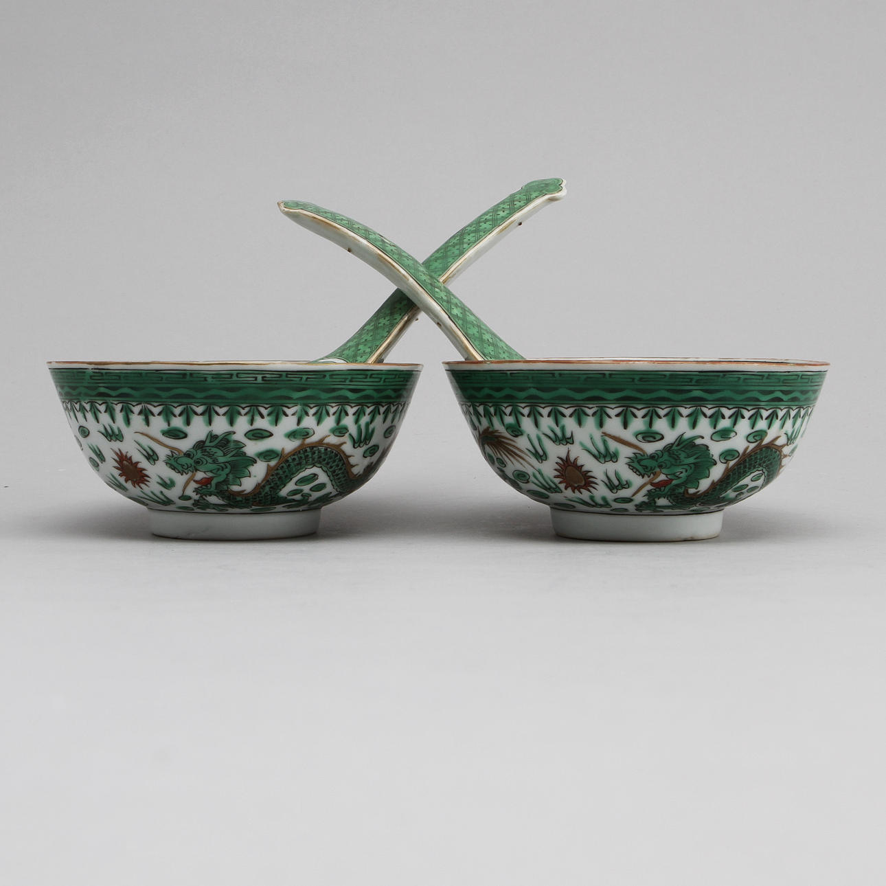 SKÅLAR, 2 st, samt SKEDAR, 2 st, porslin, Kina, Keillerska servisen, ca 1910.