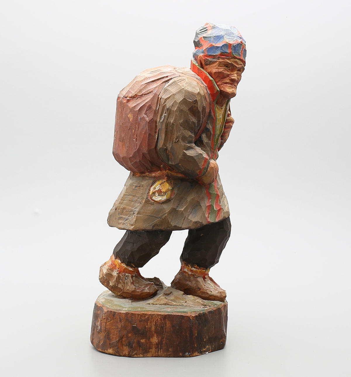 EMIL ENGLUND. Skulptur, same, snidat trä, signerad med namn och Frösön samt daterad 1957.