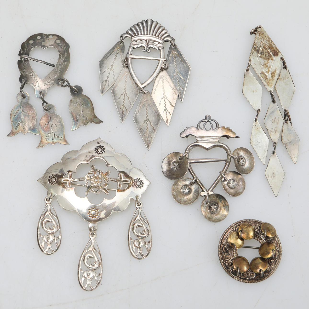 DRÄKTSMYCKEN, 6 stycken, silver m. m.