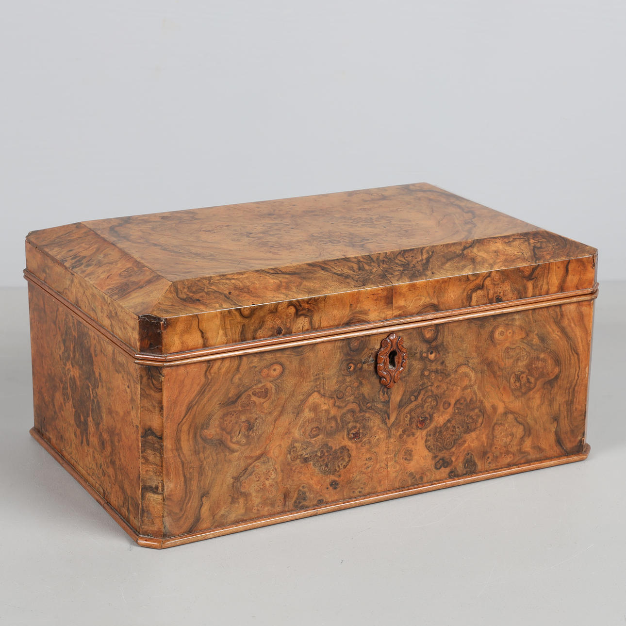 SCHMUCKKASTEN, Wurzelfurnier, um 1900.