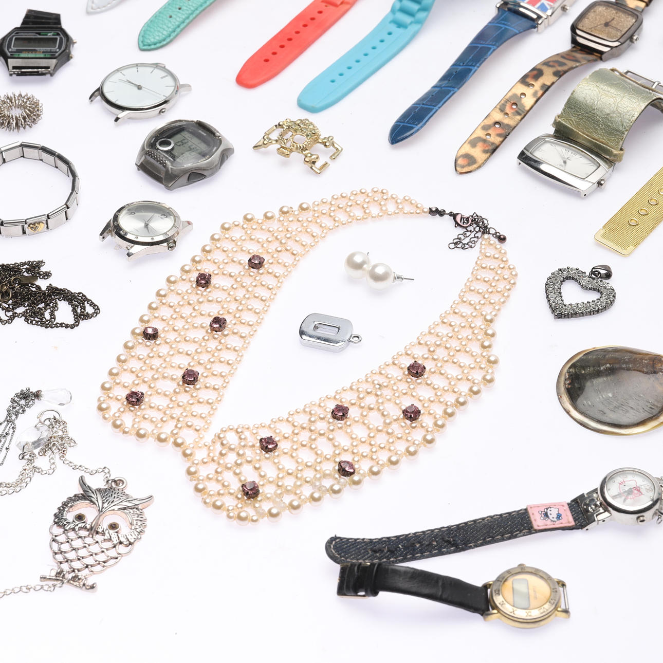 SMYKKER og URE, herunder Pilgrim og Casio.