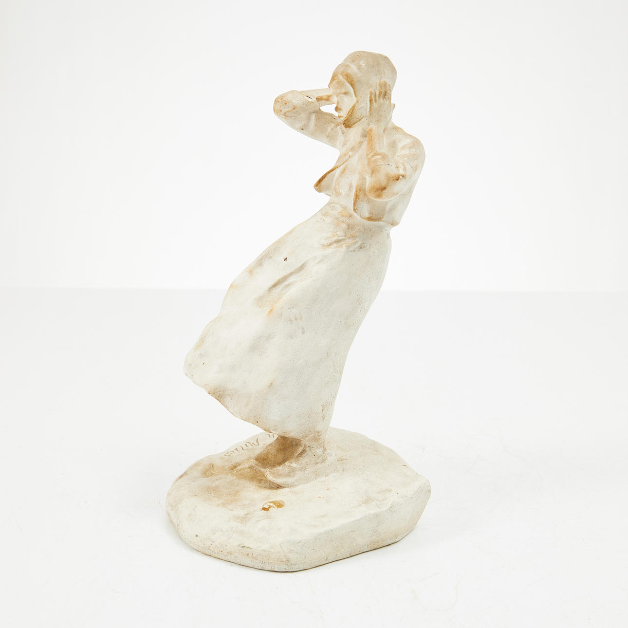 RUTH MILLES. "Flicka i blåst", signerad Ruth Milles, gips.