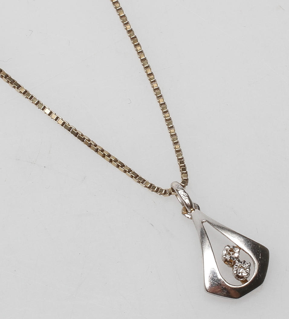 HALSBAND samt HÄNGE, 18k vitguld, vikt ca 5,6 gram.