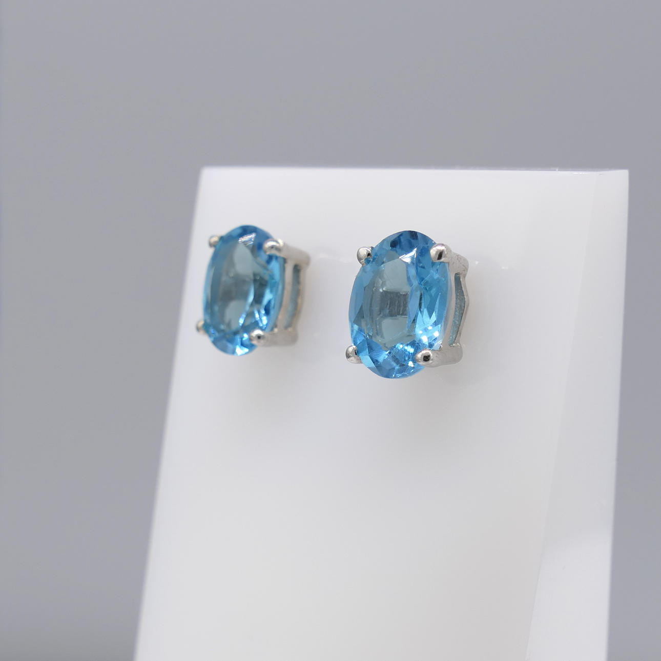 BLÅ TOPAZ ädelsten öra dubbar.