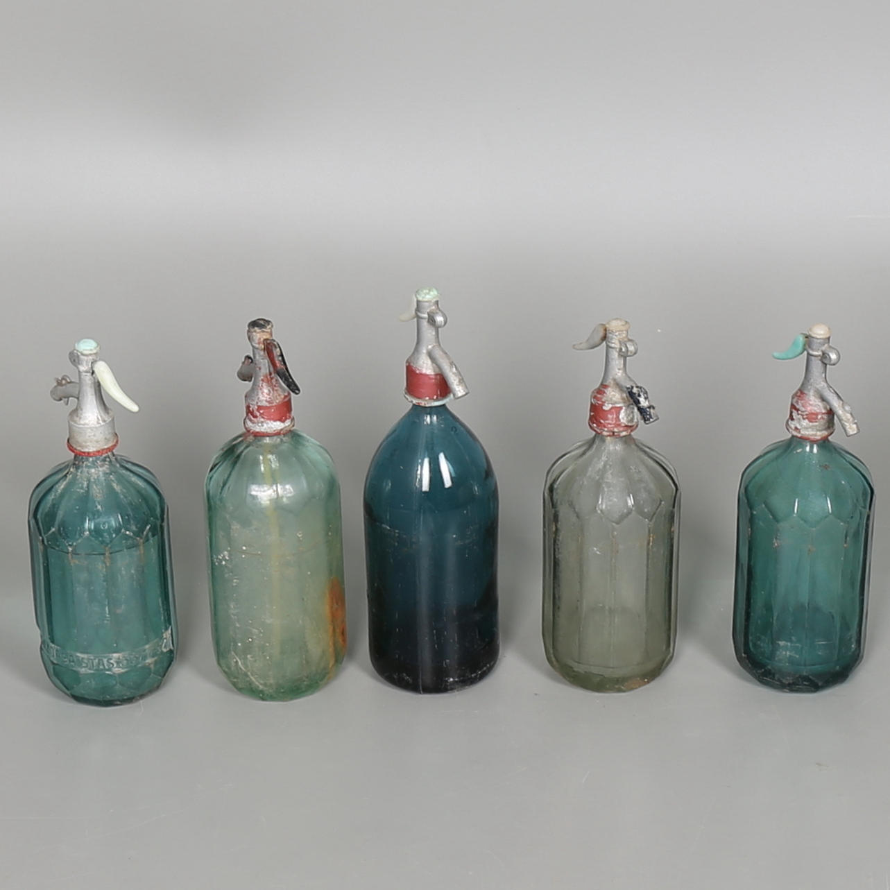 SIFONER i glas och aluminium. 5 st. 1900-tal.