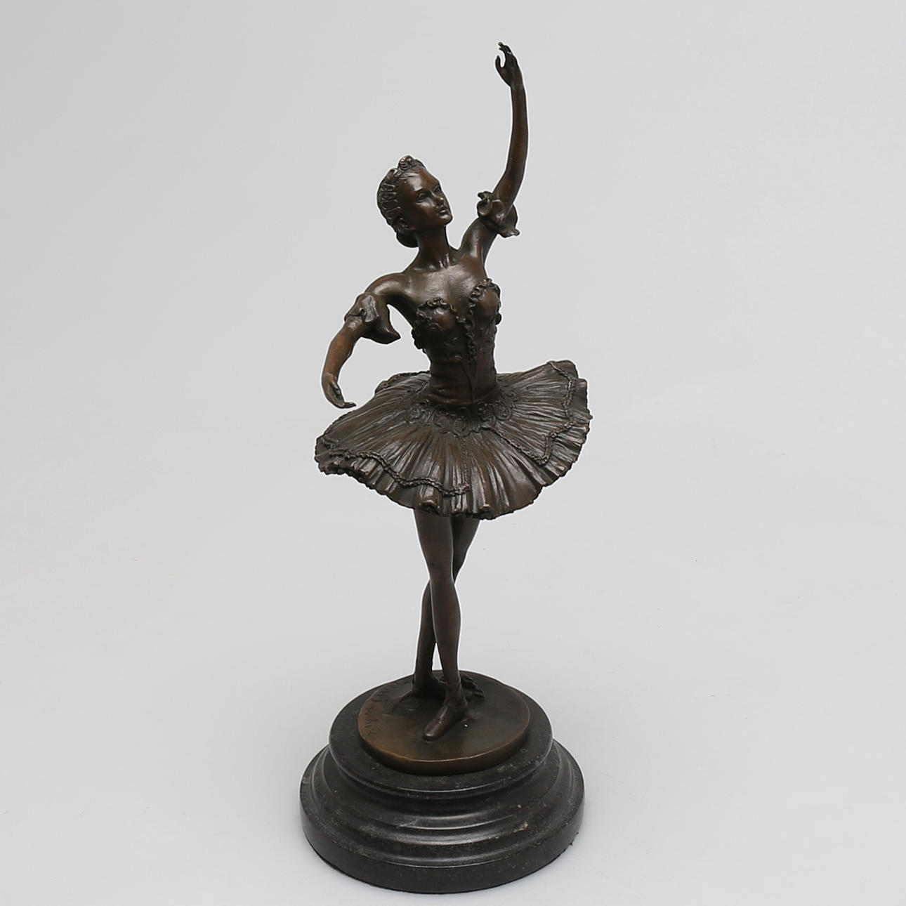 OIDENTIFIERAD KONSTNÄR. Ballerina i brons, otydlig signatur, 2000-tal.