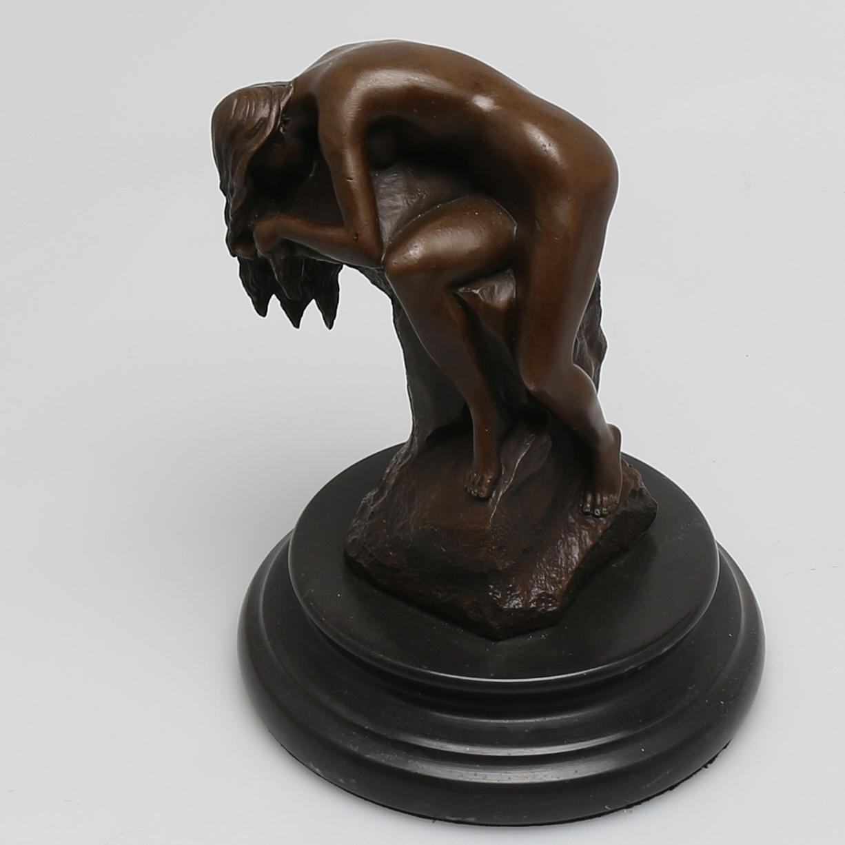 OKÄND KONSTNÄR. Skulptur i brons, kvinna liggande på sten, osignerad.