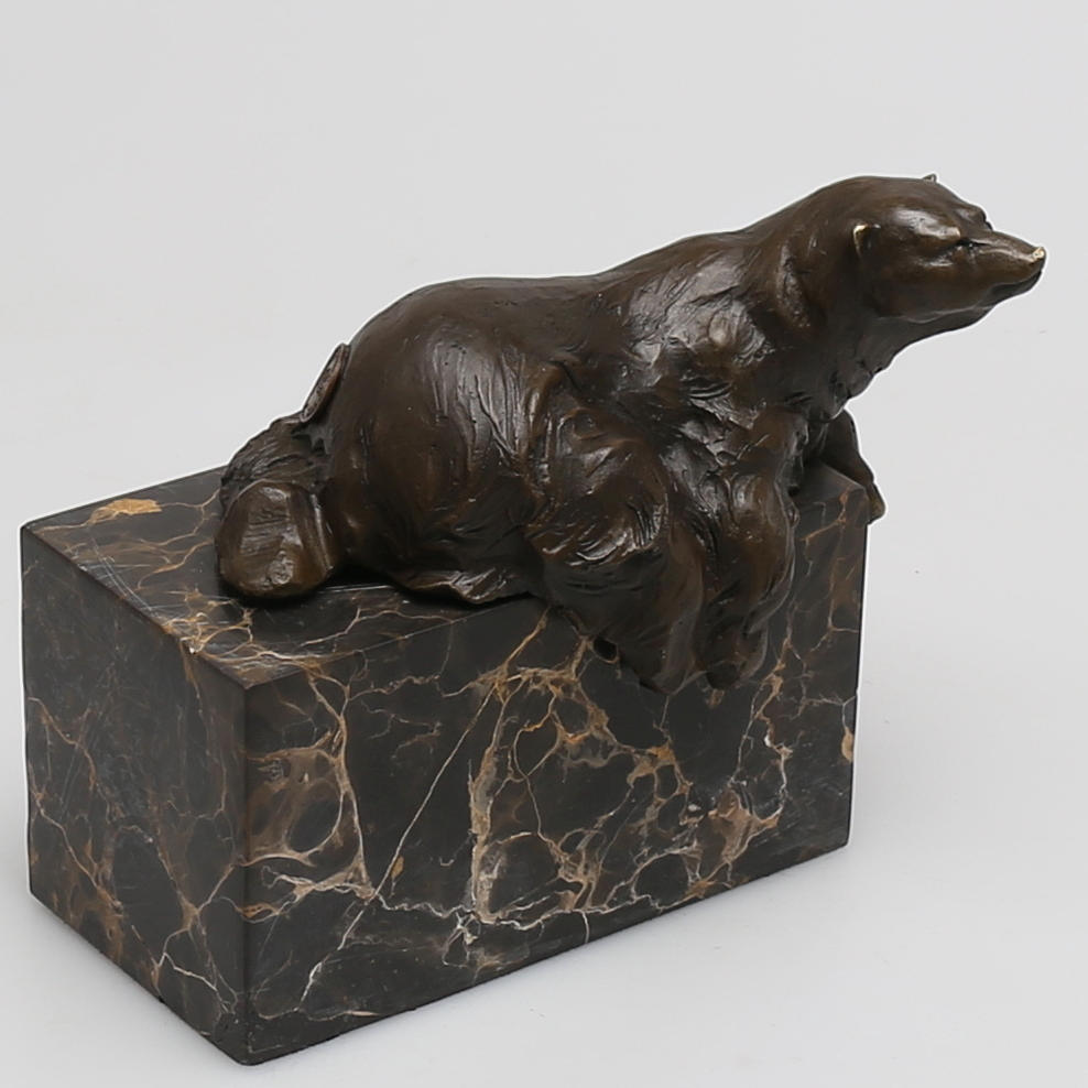 OIDENTIFIERAD KONSTNÄR. Isbjörn i brons, otydlig signatur.