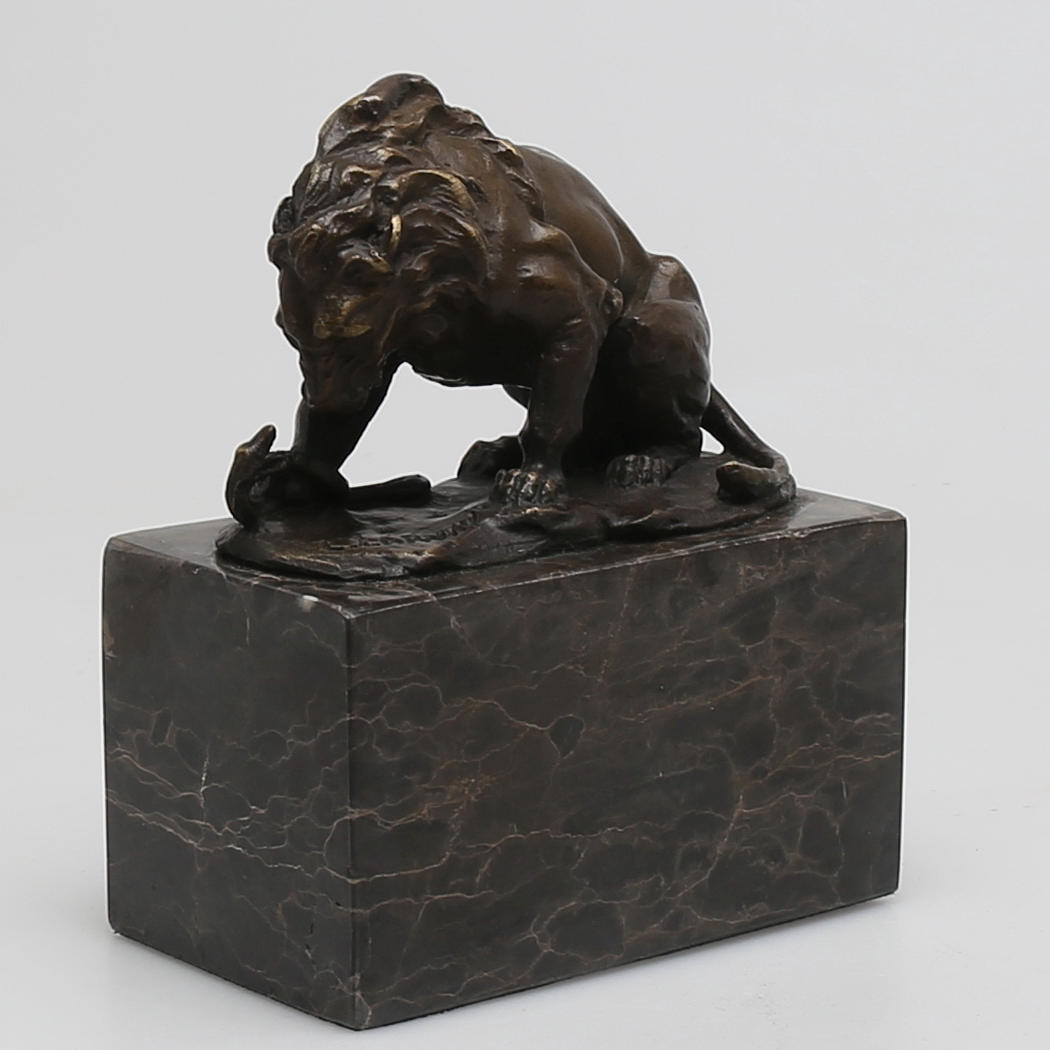 LOUIS-ALBERT  CARVIN. EFTER. SKULPTUR i brons, lejon och orm, signerad L Carvin, 2000-tal.