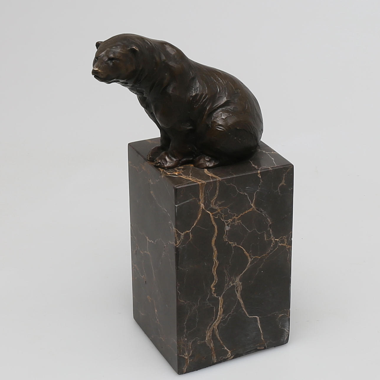 OIDENTIFIERAD KONSTNÄR. Skulptur i brons, sittande isbjörn, plakettmärkt.