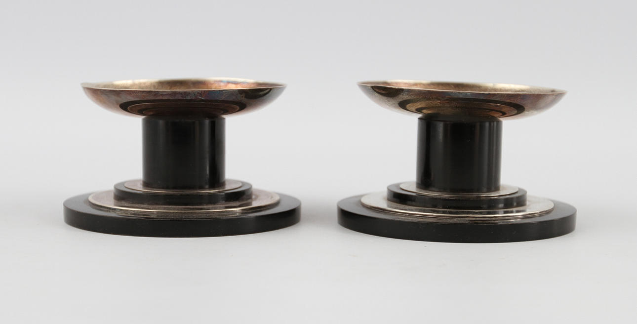 LJUSSTAKAR. 1 par i silver och trä. GAB 1935.