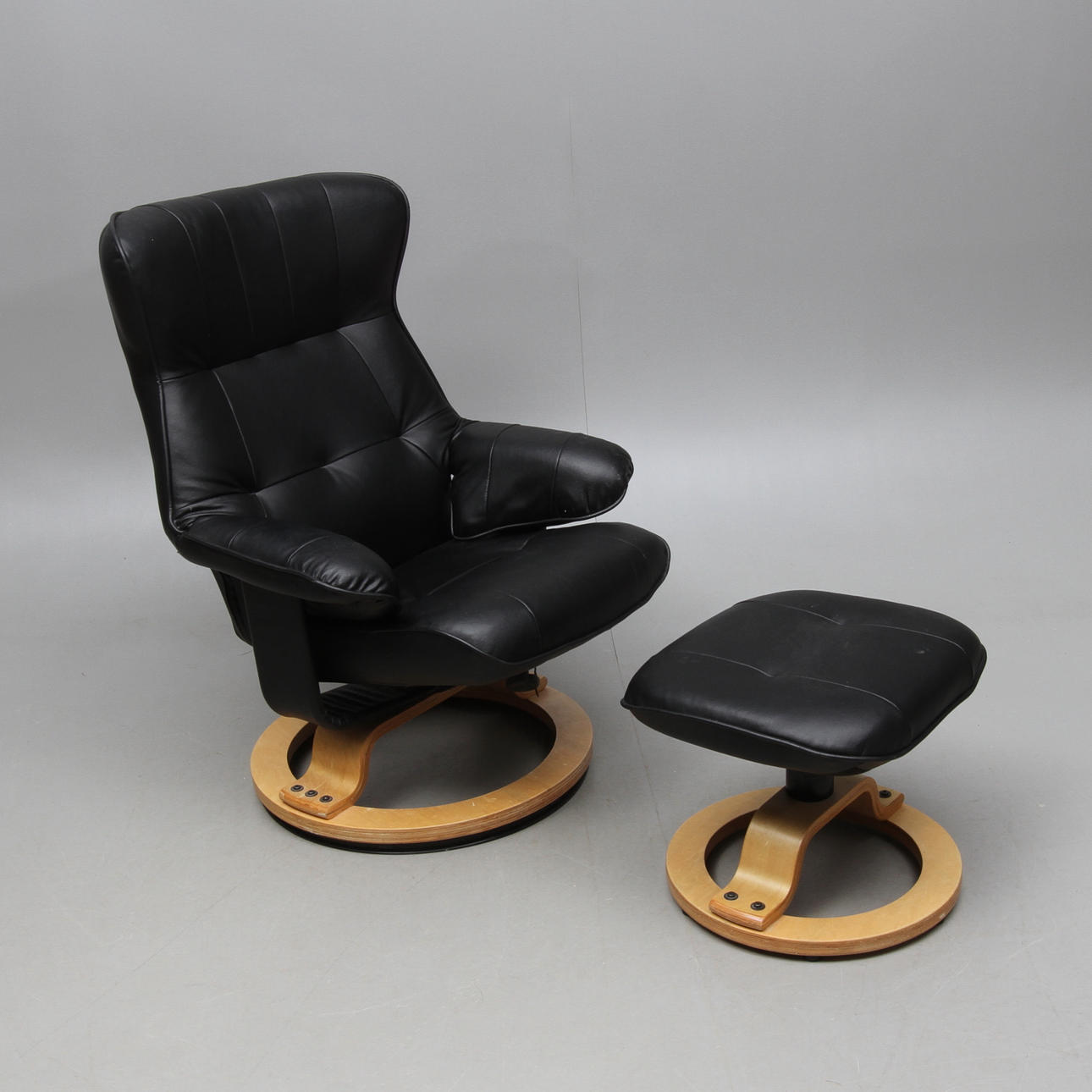 FÅTÖLJ med FOTPALL, konstskinn, 2000-tal.