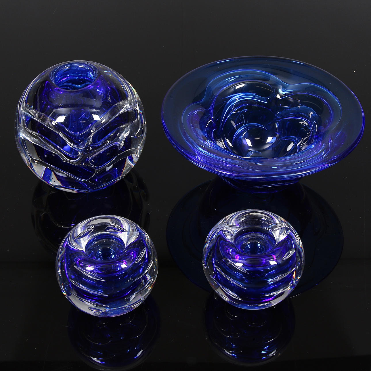 VAS, LJUSHÅLLARE samt SKÅL, 4 delar, "Blue Wave", Lars Hellsten, Orrefors. 2000-tal.