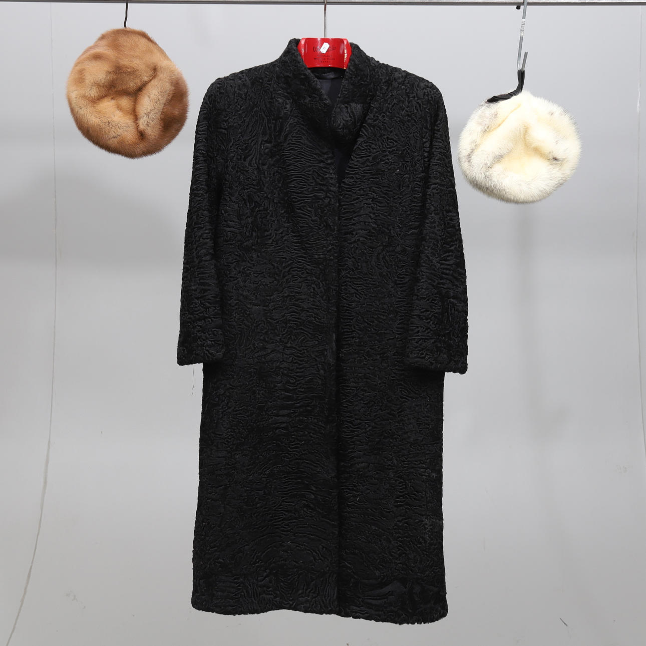 ABRIGO DE PIEL, persa, siglo XX.