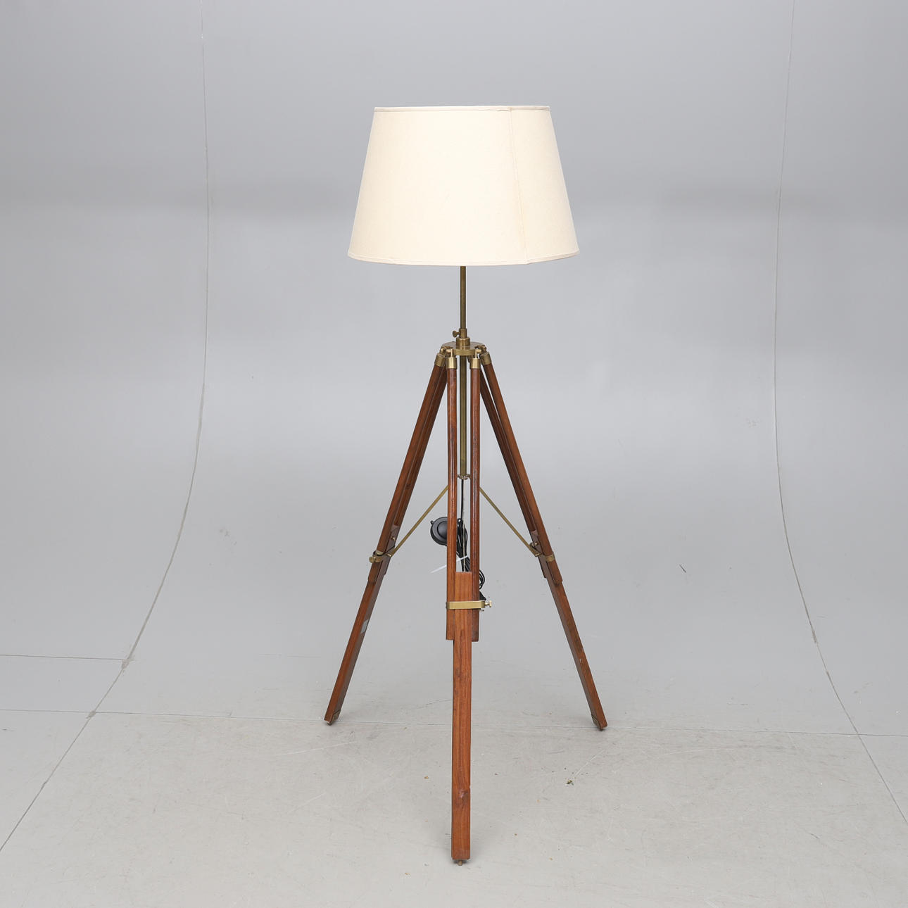 LÁMPARA DE PIE, caballete, contemporánea.