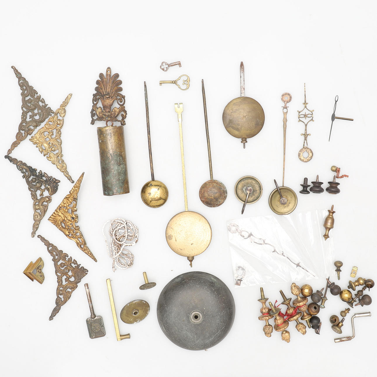 EINE GRUPPE ANTIKER UHRENHALTER UND TEILE.