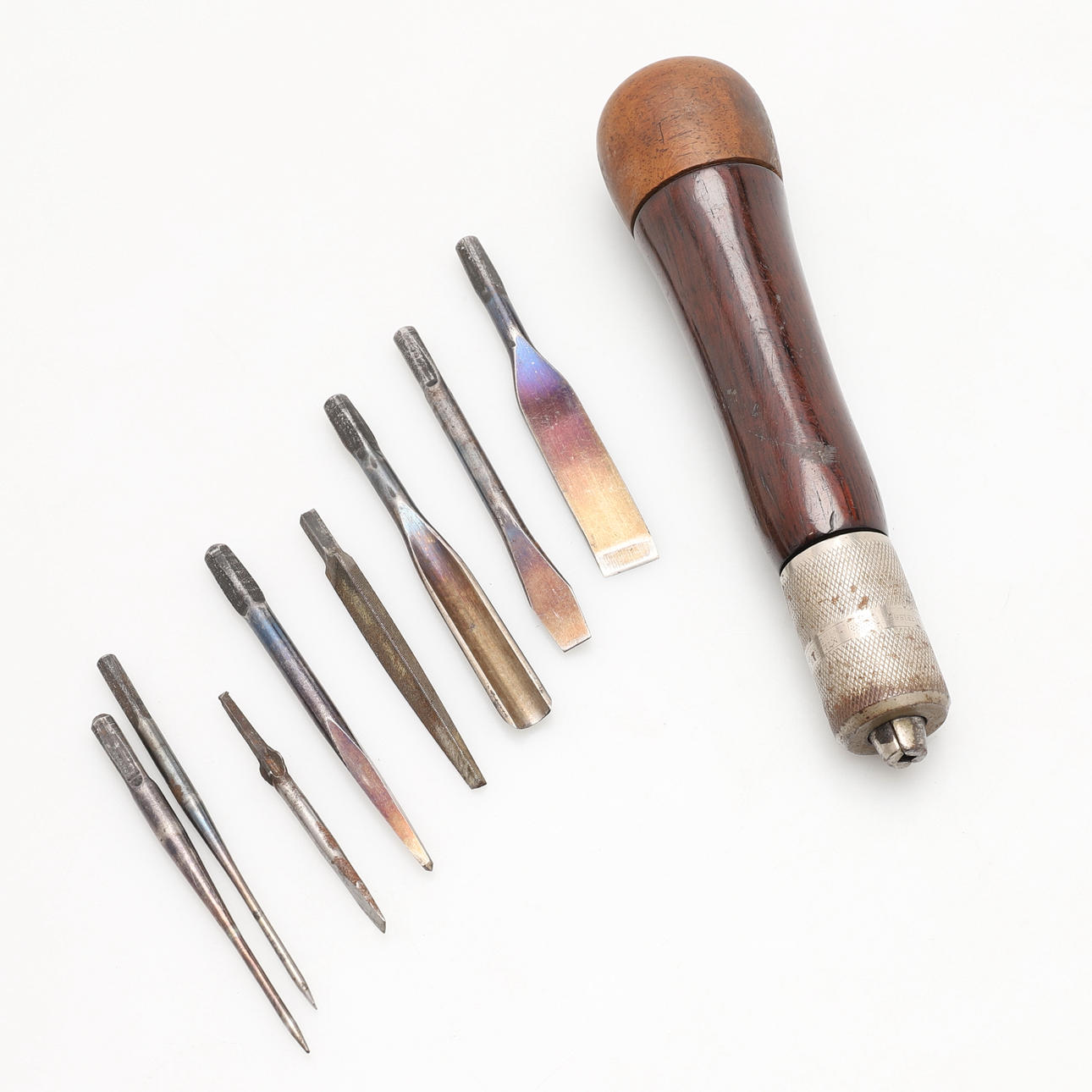 UNA MULTIHERRAMIENTA DE MANO DE MADERA VINTAGE.