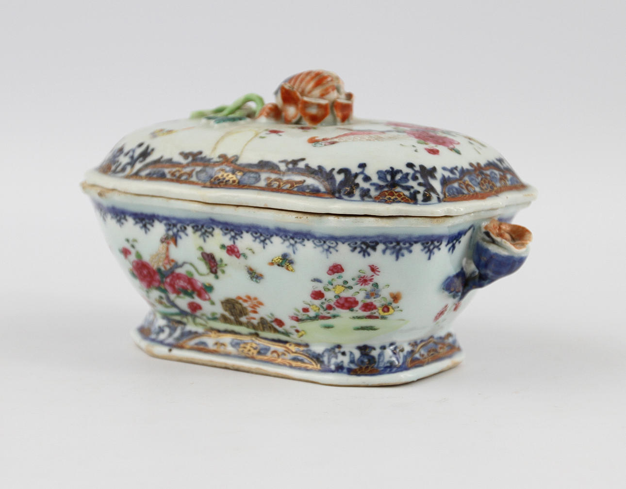 SMÖRTERRIN, porslin, Kina, 1700-tal.