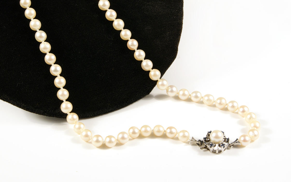 PÄRLCOLLIER, 585 vitguld lås, ca. 32,7 g.