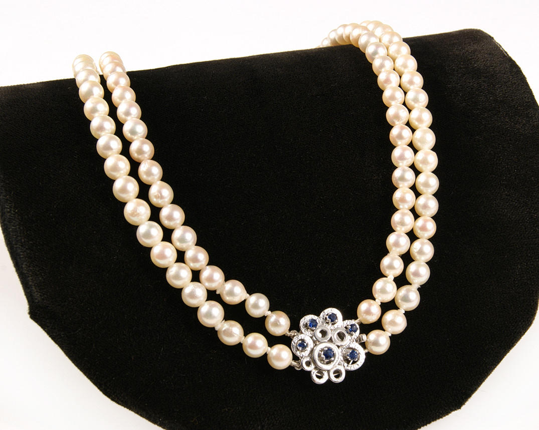 PÄRLCOLLIER, 2 rader, lås 585 vitguld, ca. 47,5 g.