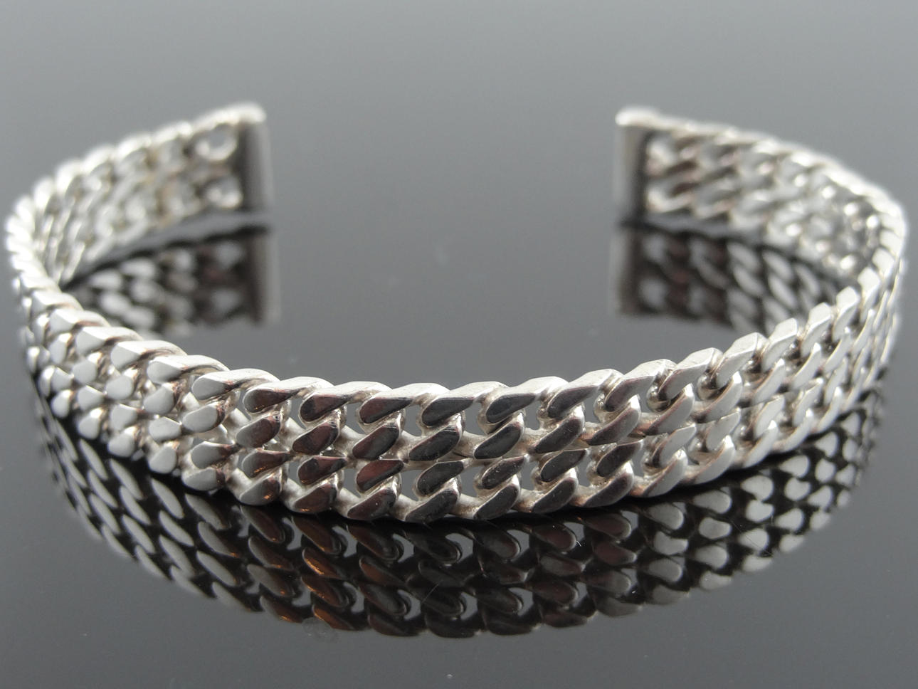 SILVER ARMBAND.
