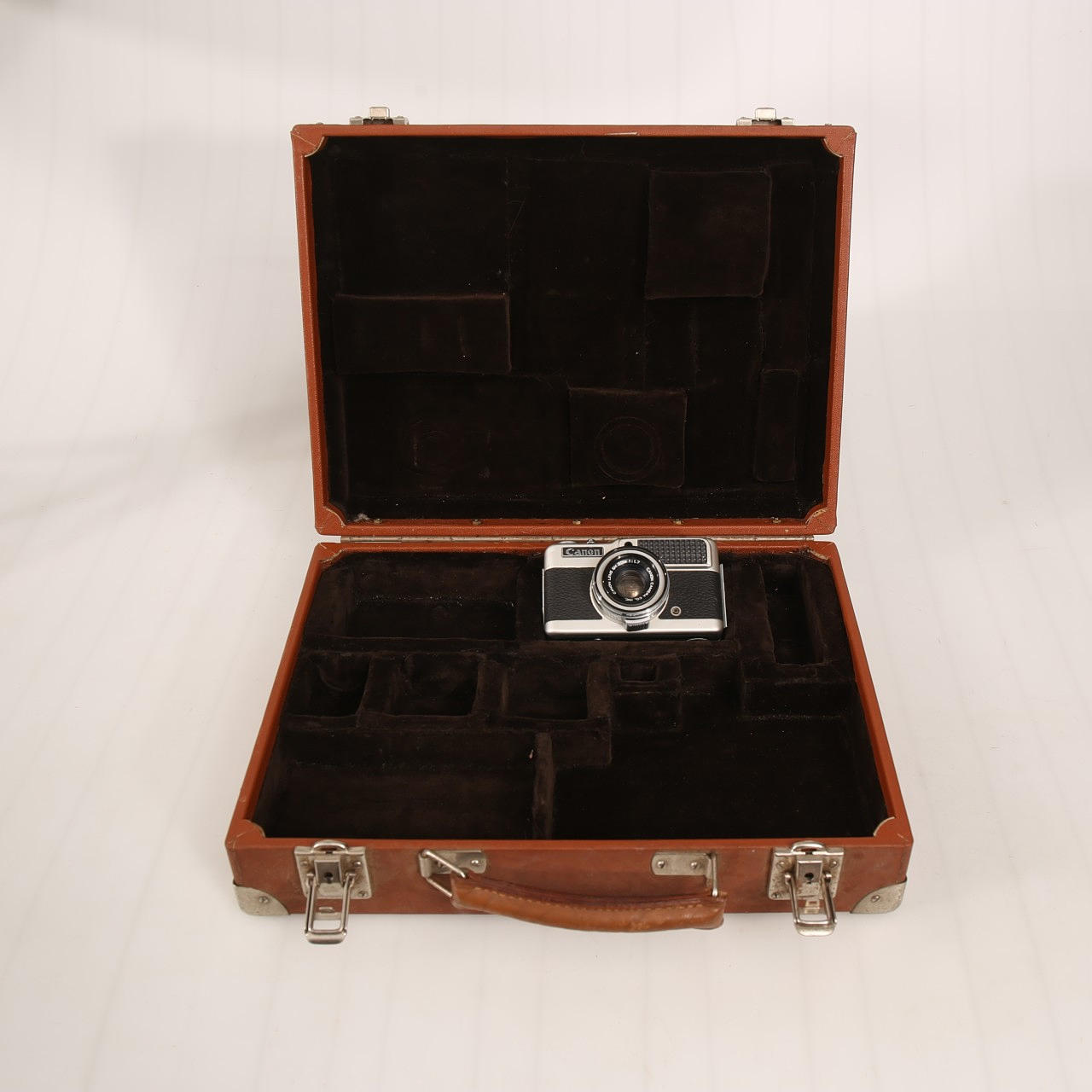 CANON Vitrine mit einer Demi S.