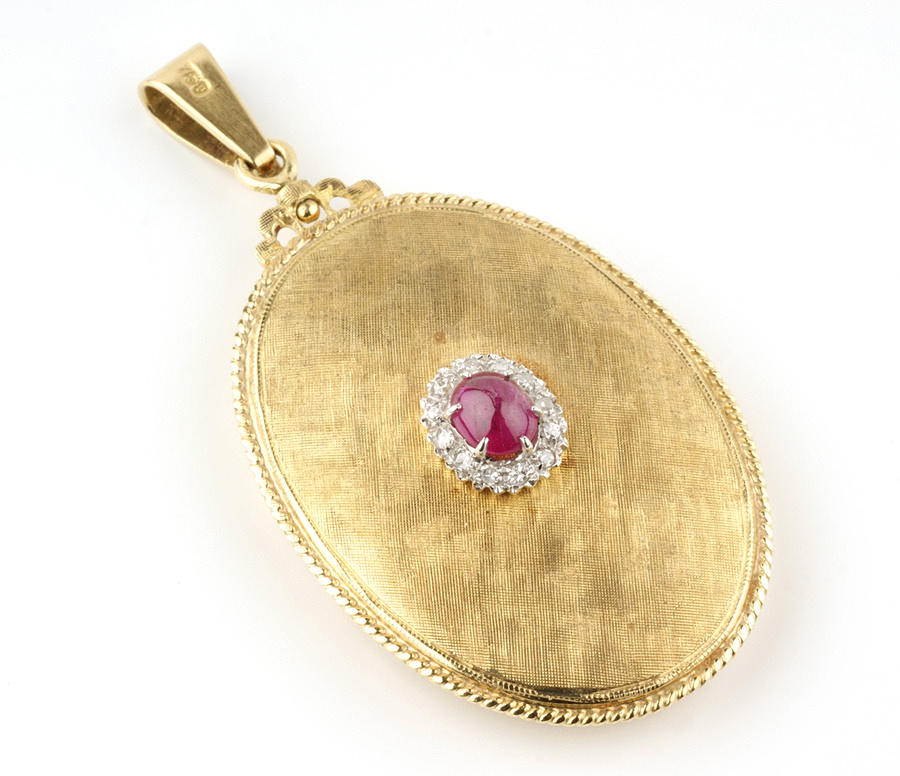 MEDALJONG, 750 gult guld med rubin- och diamantutsmyckning, ca. 13,8 g.