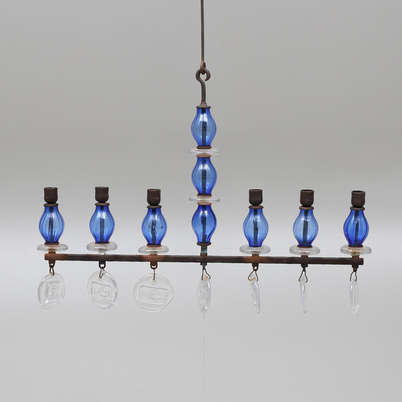 ERIK HÖGLUND. Ljuskrona, glas samt smide.