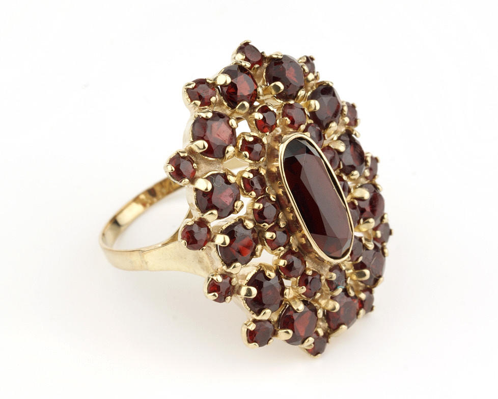 GRANATRING, 333 gult guld, ca. 5,7 g.