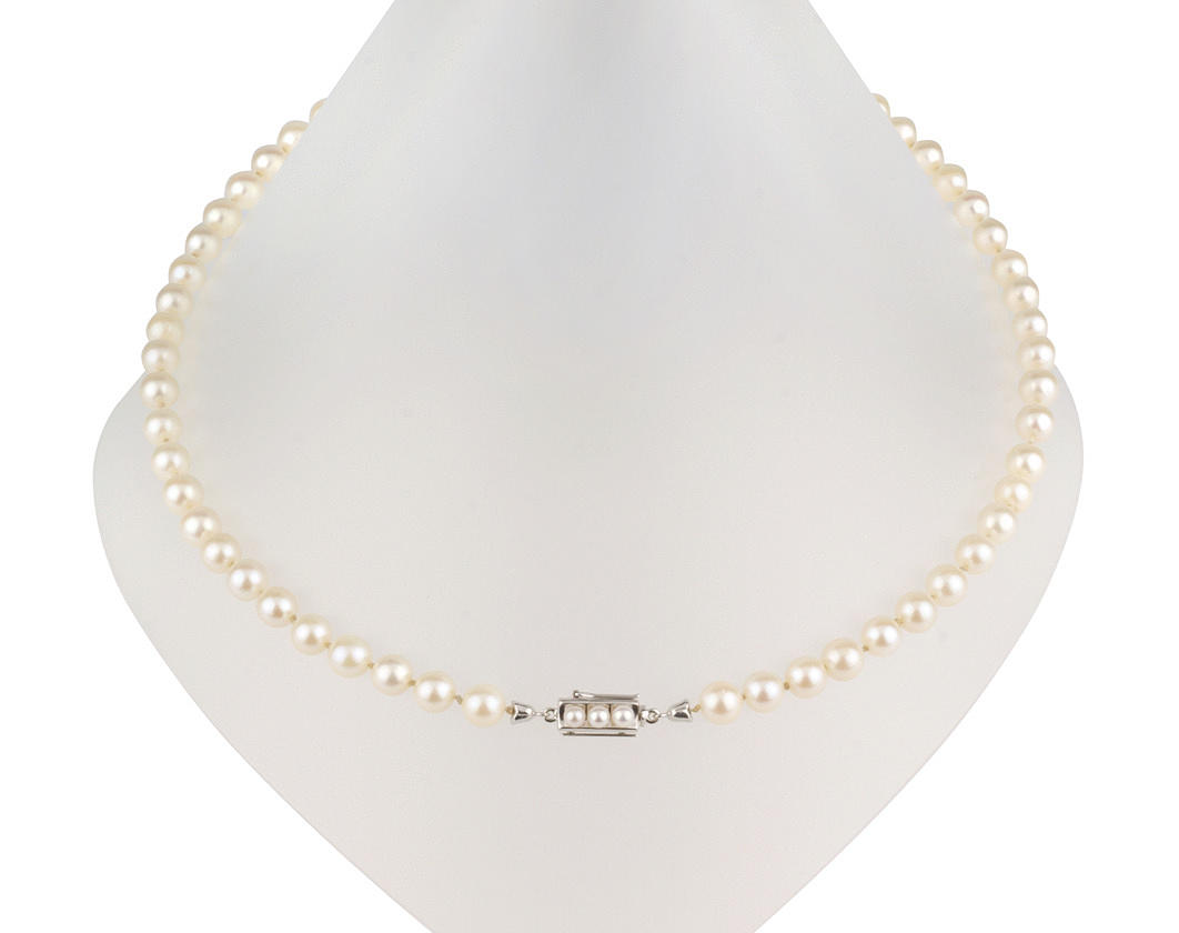 PÄRLCOLLIER, 585 vitguld lås med 3 små pärlor.