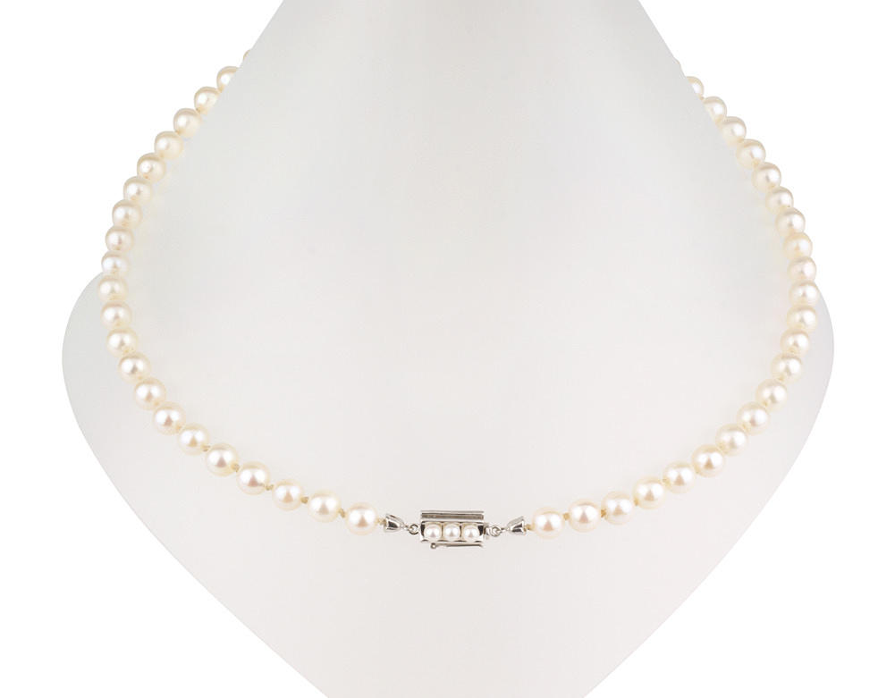 PÄRLCOLLIER, 585 vitguld lås med 3 små pärlor.