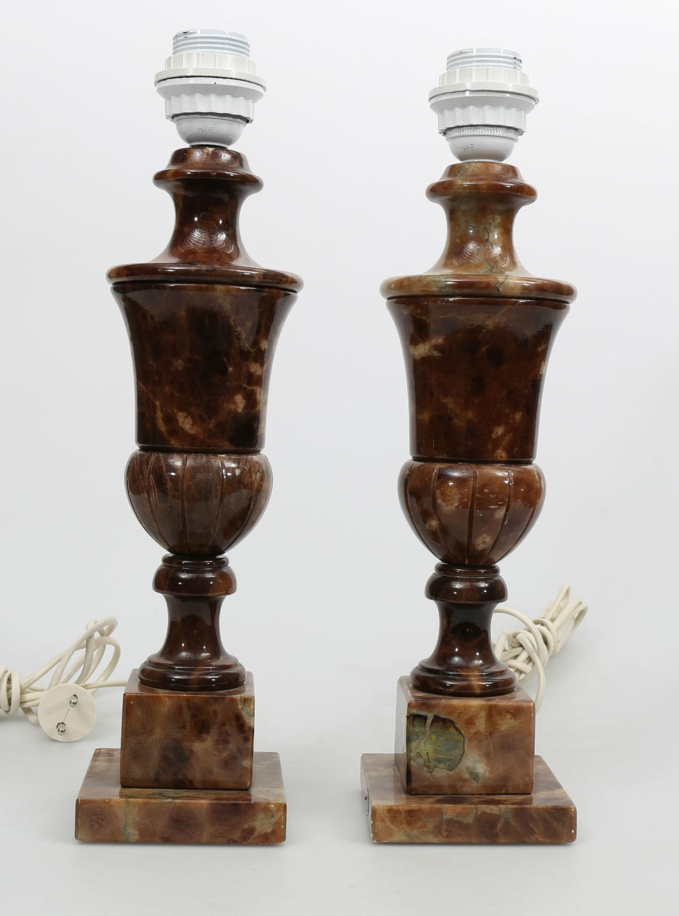 BORDSLAMPOR, alabaster, 2 stycken, Italien, 1900-talets andra hälft.