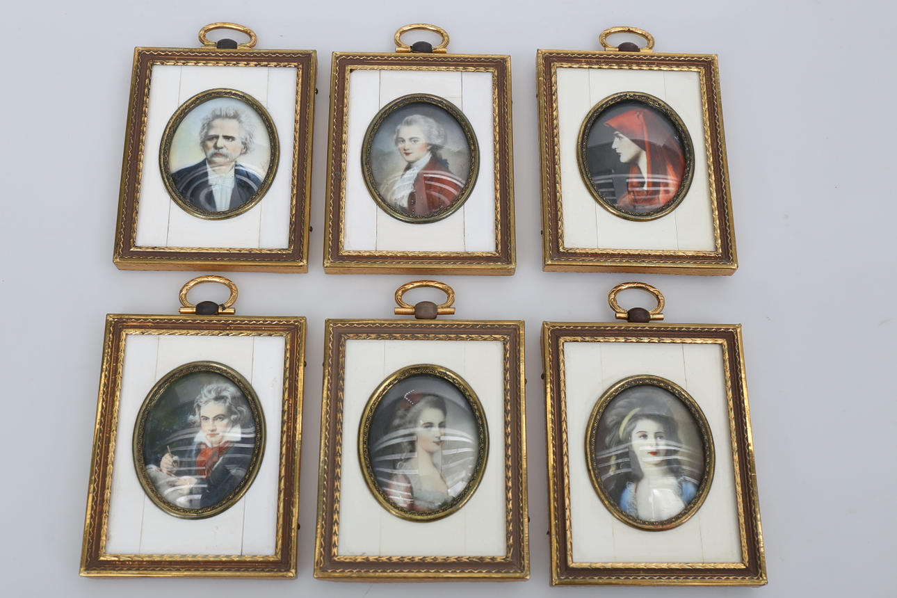 MINIATYRTAVLOR, 6 stycken, delvis bemålade, några signerade.