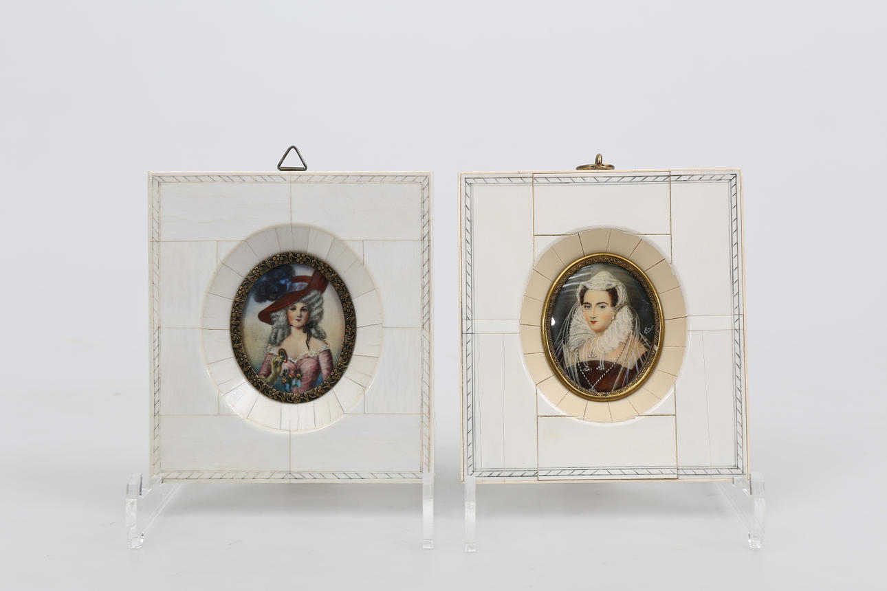 MINIATYRTAVLOR, 2 stycken, bemålade och signerade.