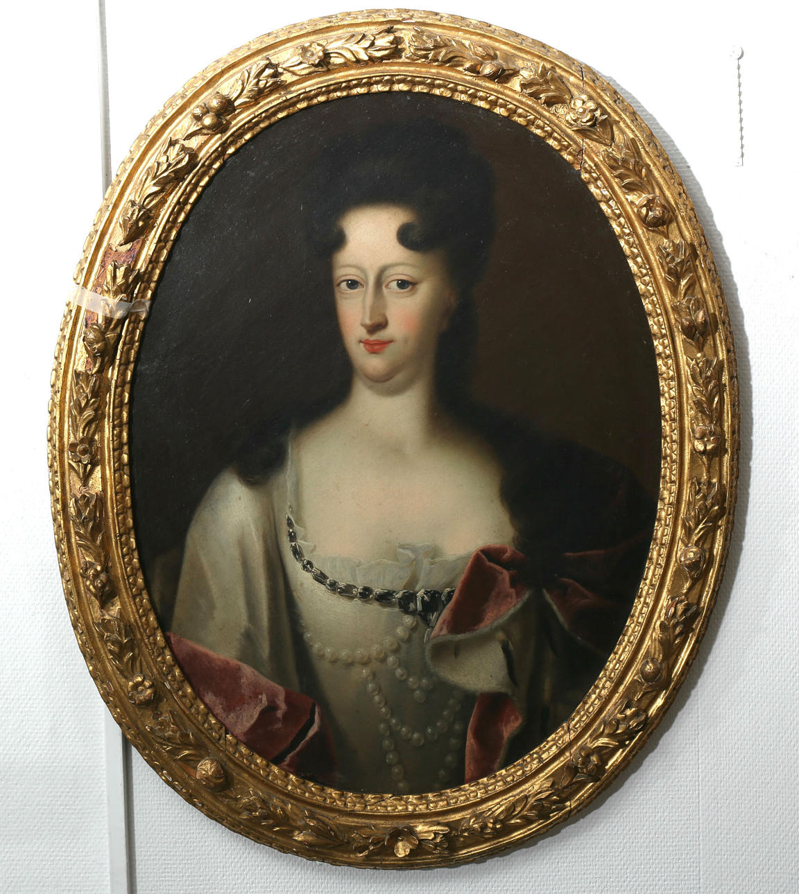 OIDENTIFIERAD KONSTNÄR. Olja på duk, Kvinna av adlig /kunglig börd, originalram, 1700-tal.