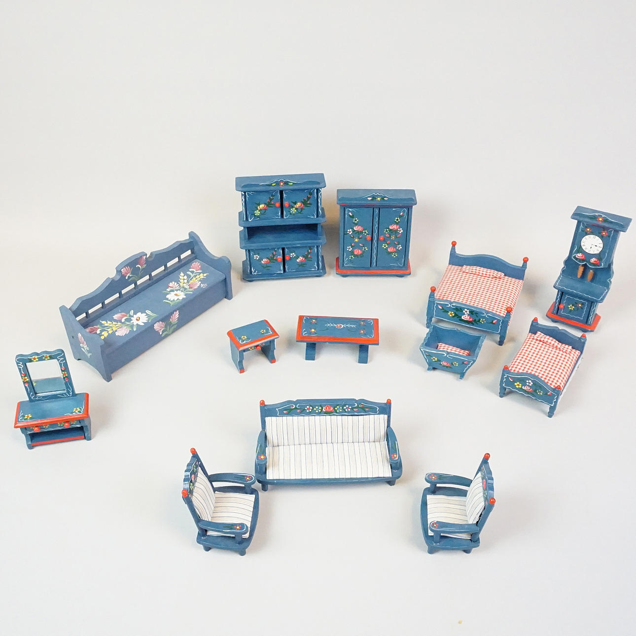 DOCKMÖBLER, allmogestil, 13 delar, 1900-tal.