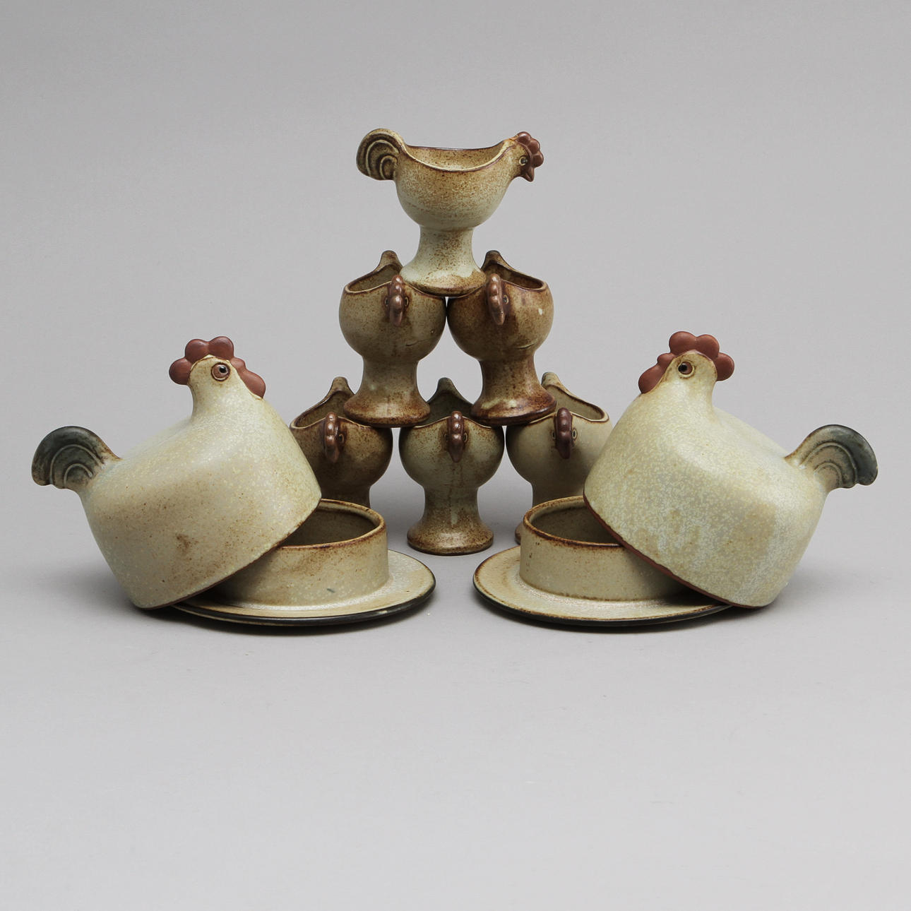 ÄGGHÖNOR OCH ÄGGKOPPAR, stengods, 8 delar, Lisa Larson, Gustavsberg.