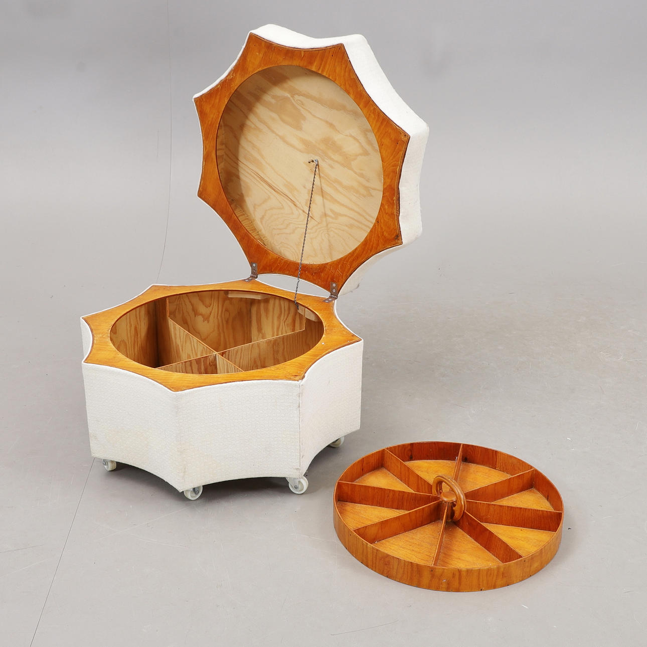 SYPUFF AUF RÄDERN, Stoffbezug, Mitte 20. Jahrhundert.