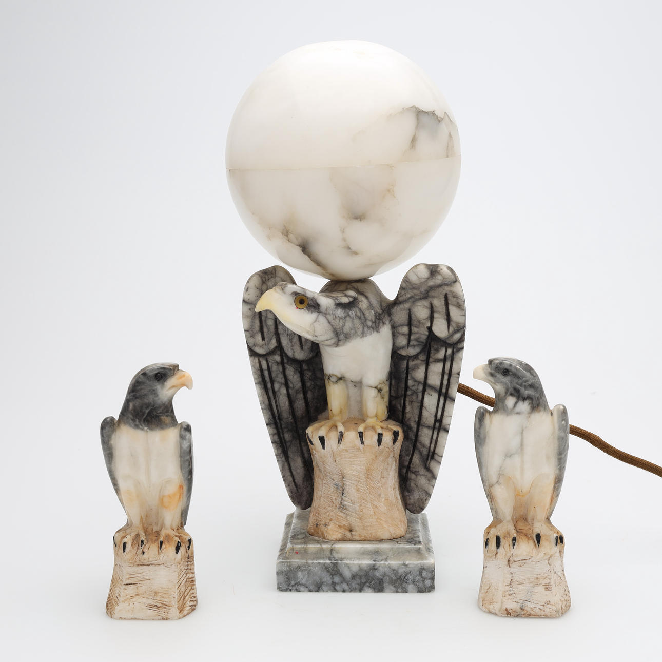 LAMPARA DE MESA y dos FIGURAS, piedra.